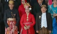 Jokowi dan JK Saling Bertukar Pakaian Adat