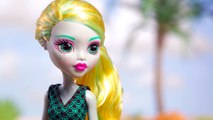 Lagoona Blue Doll Cleans Up the Beach | Ghoul for the Summer | Monster High