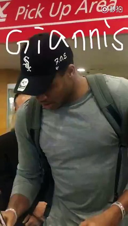 Ο Γιάννης Αντετοκούνμπο στην Κίνα (1)