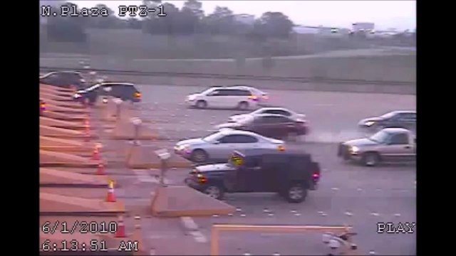 Un chauffard ivre n'a pas vu le péage... FAIL