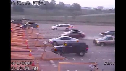 Un chauffard ivre n'a pas vu le péage... FAIL