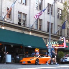 Un rider saute en BMX sur une Lamborghini en pleine rue !