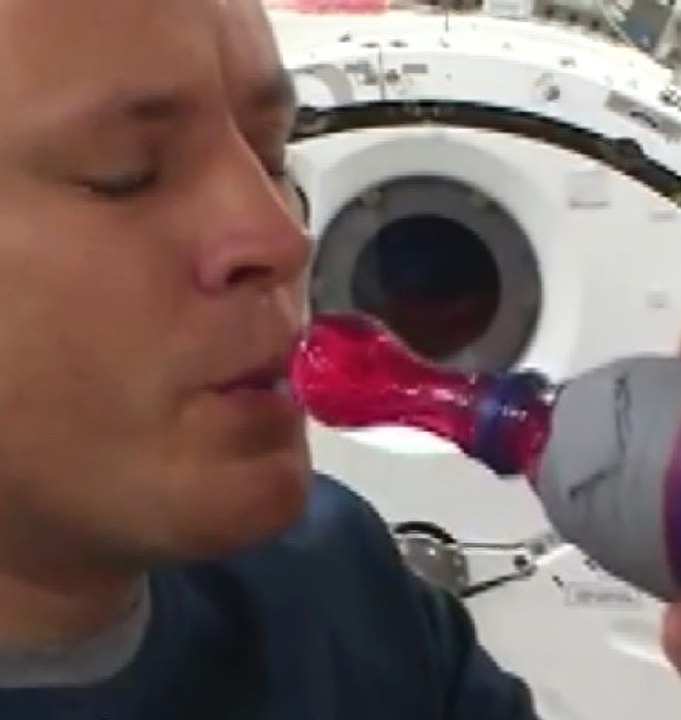Uzayda Astronotun Pipetle Yaptığı İlginç Gösteri