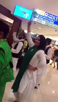 See How Pakistanis Are Celebrating Jashn-e-Azadi At Abu Dhabi Airport