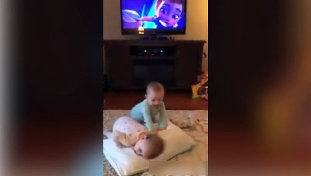 Ces 2 bébés rejouent une scène de La Reine Des Neiges. Mythique