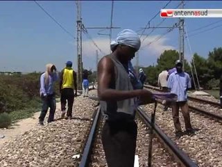 TG 01.08.11 Manifestano i migranti del CARA, sassaiola contro poliziotti e giornalisti