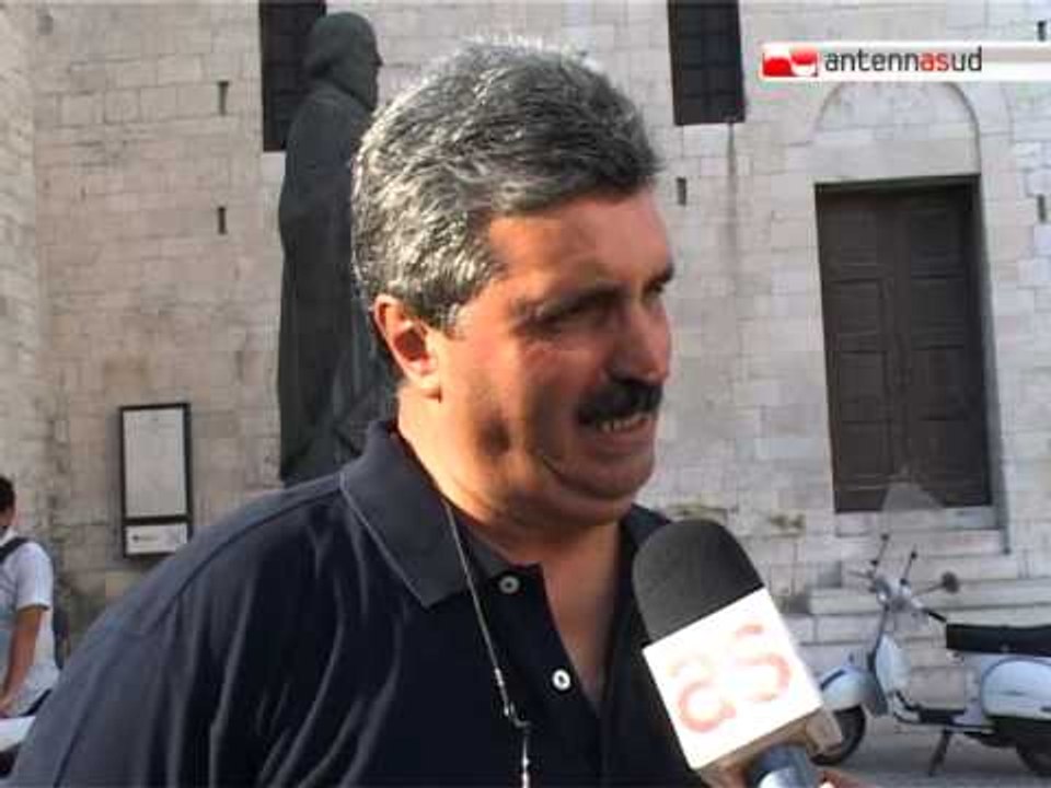 TG 24.08.11 Addio a Mimmo Fiore, l'abbraccio dei baresi