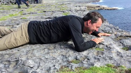 Un homme veut profiter de la vue malgré son vertige