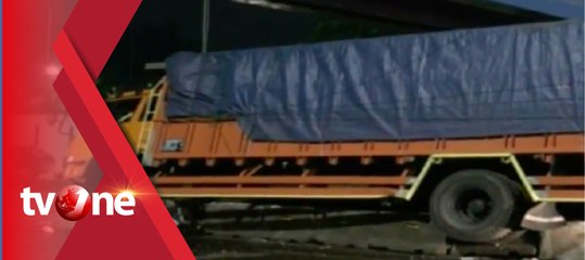 Truk Bermuatan Teh Tabrak Separator Bus Way