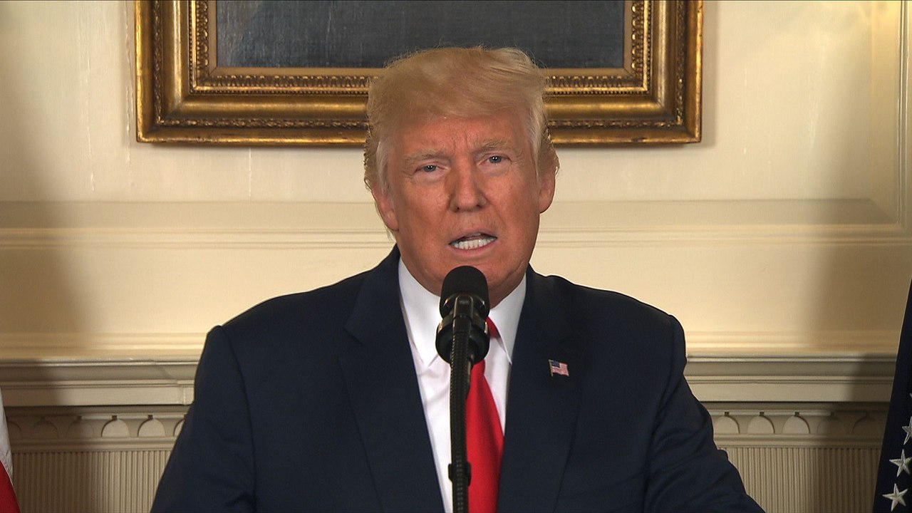 Trump dénonce les "suprémacistes blancs, le KKK et les néo-nazis"