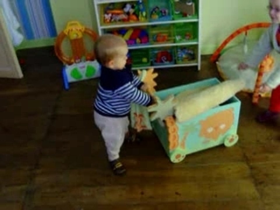 Elouan pousse son coffre à jouets.