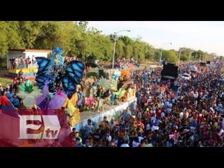 Carnaval en La Paz con figuras hechas de material reciclado / Vianey Esquinca