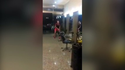 Une femme très énervée détruit un salon de coiffure !