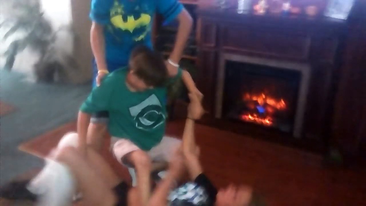 House wrestling. Little boy vs big sister - video Dailymotion