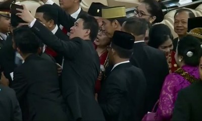 Tampil Beda, Presiden dan Wapres Sasaran Selfie