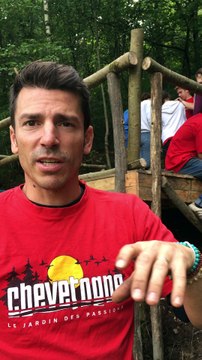 Les Compagnons Bâtisseurs au domaine de Chevetogne : l'animateur Raphaël Fiasse explique le but du chantier en cours