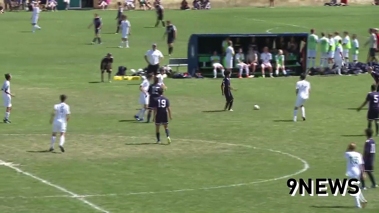 But incroyable en football : salto avant au dessus du gardien