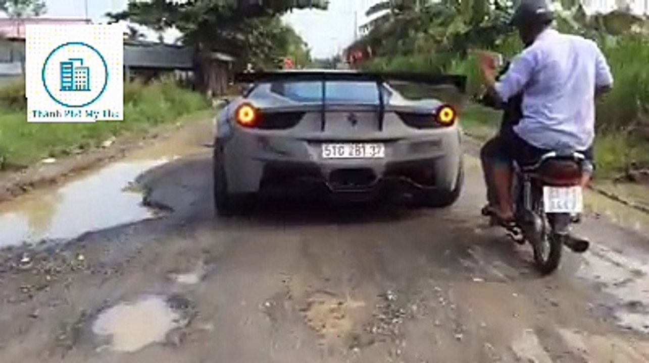 Dân chơi quốc tế nổi giận vì siêu xe Ferrari bị 'đày' ổ gà ở Việt Nam