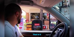 Un homme et son chien font des blagues dans les drives des fast-foods !