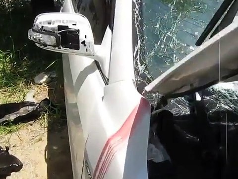 Un tapis de sol cause un accident de voiture