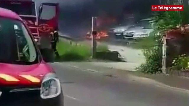 Arzano (29). Une moissonneuse et sept voitures détruites par le feu