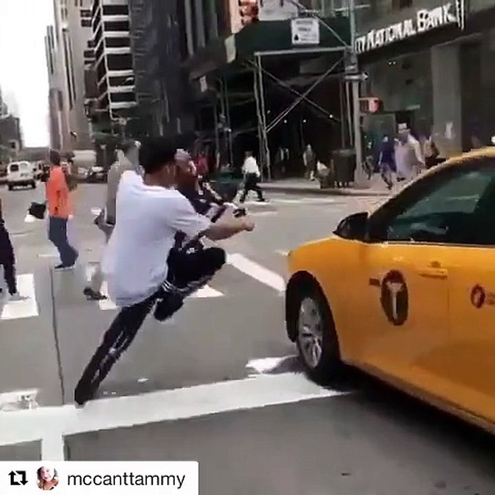 Ce taré roule en roue arrière en plein New York et risque sa vie et celle des passants