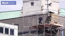 Scientology-OT springt in eine Hausmauer