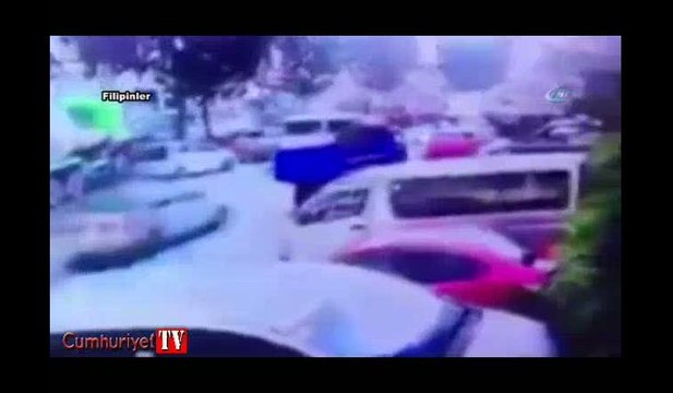 Beton mikseri otomobilin üzerine devrildi: 1 ölü, 3 yaralı