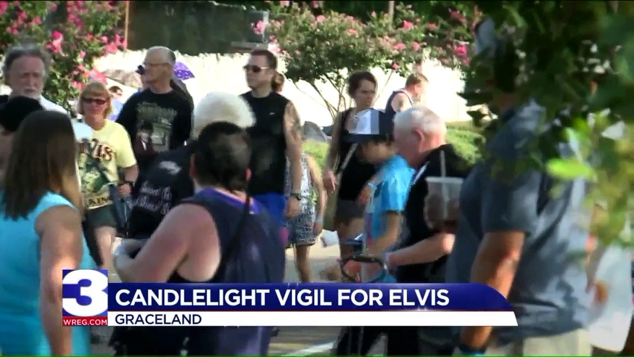 Fans Flock to Graceland to Mark 40th Anniversary of Elvis Presley's Death