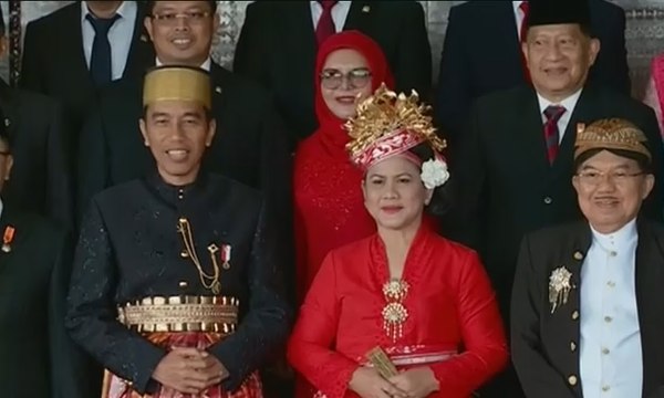 Makna Dibalik Pakaian Adat Presiden Jokowi dan Wapres JK