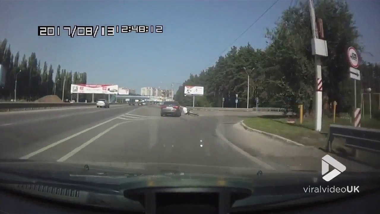 Embarqué par une voiture dans un virage sur son vélo !!