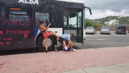 Un couple agresse un chauffeur de bus à Ibiza !! Trop de drogue..??