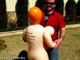 Une poupée gonflable gonflée à l'hélium : elle s'envole !!