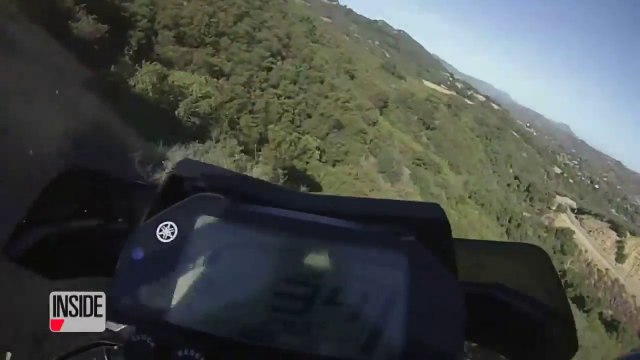 Un motocycliste rate son virage et fait une chute de plus de 80 mètres dans un ravin