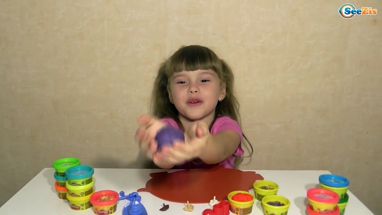 ✔ Плей До. Девочка Поля делает из пластилина См...