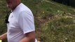 Raillé par son fils,un père enfonce une folle lancer de golf frisbee