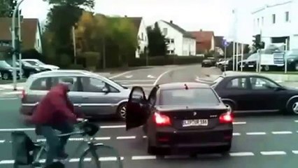 Un mec fais le malin avec sa BMW.