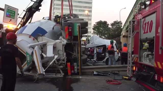 Göztepe'de Beton Mikseri Köprüden Aracın Üzerine Düştü (2)