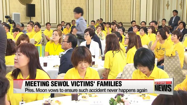 President Moon apologizes to families of Sewol-ho ferry disaster victims on behalf of gov't