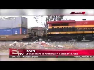 En la Red: Tren choca contra camioneta en Salamanca, Gto  / Vianey Esquinca