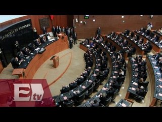 Senado promete becas y no las etrega / Entre mujeres