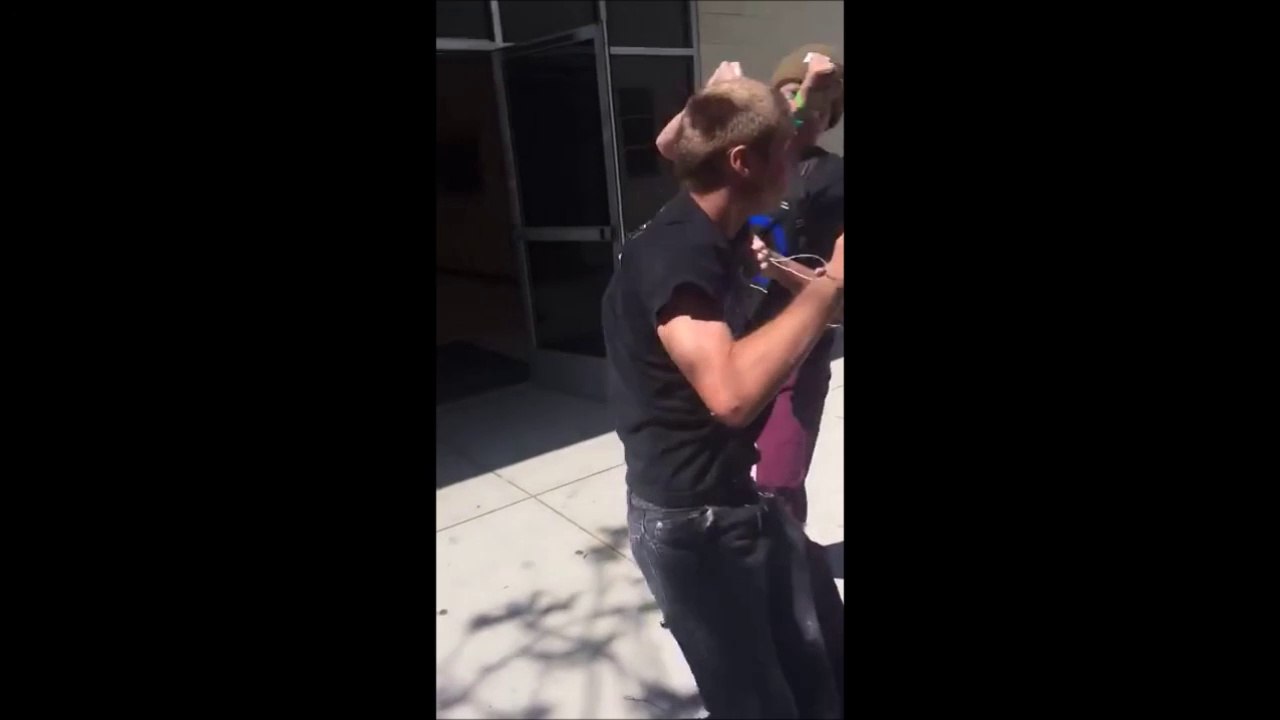 Une brute du lycée cogne un jeune aveugle et se fait détruire... Vengeance