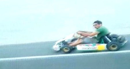 Karayolunda Go-Kart Kullanan Genci Gören Tatilciler Gözlerine İnanamadı