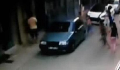 Sokak ortasındaki bıçaklı saldırı güvenlik kamerasında