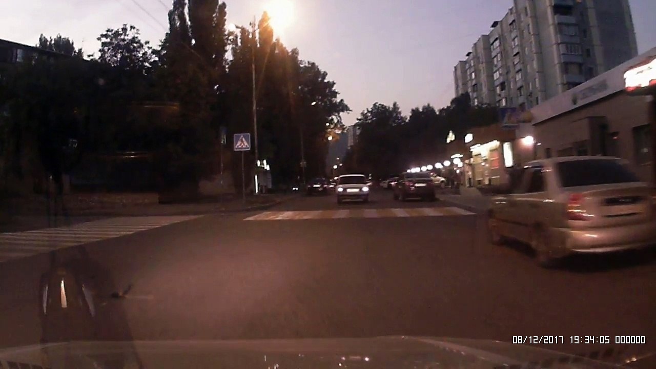 Cette maman russe laisse sa poussette et son bébé partir et chuter au milieu de la route. FAIL