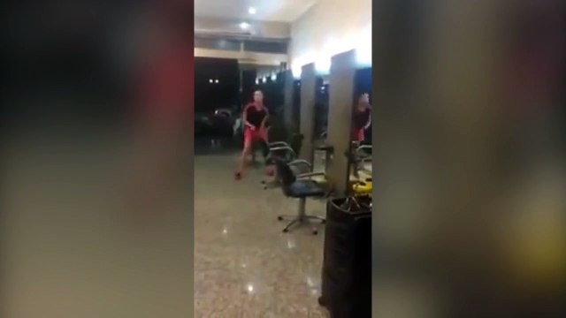 Cette cliente en colère détruit un salon de coiffure !
