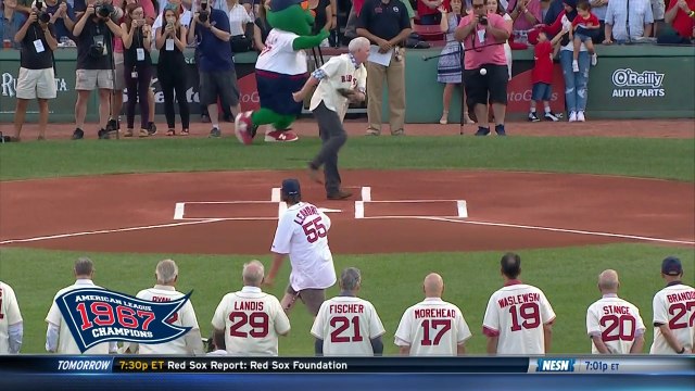 Lancer une balle de Baseball dans l'entre jambes d'un spectateur VIP !!