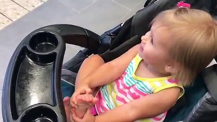 Cette fillette prend une statue batman pour son père et l'appelle : "Dada" !!