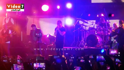 بالفيديو.. عمرو دياب يغنى "الليلة" لايف