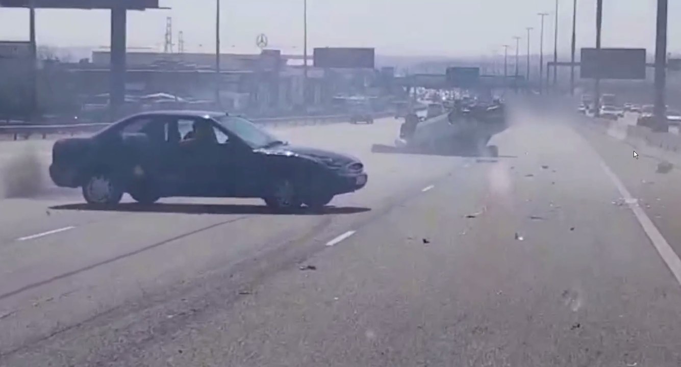 Des automobilistes bloquent un chauffard sur une autoroute